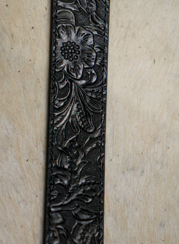 Ceinture florale en cuir noir