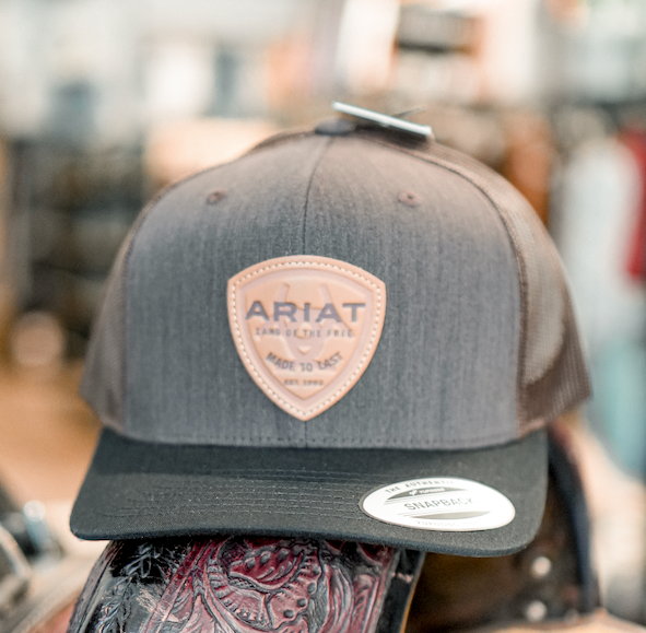 Casquette Ariat noir avec logo en cuir brun